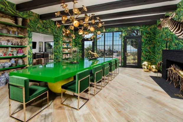 the-california-house-that-makes-bold-its-business-newport-beach-home-dining-room-with-green-lacquer-table-57d83a0081c866970ee84ea0-w620_h800